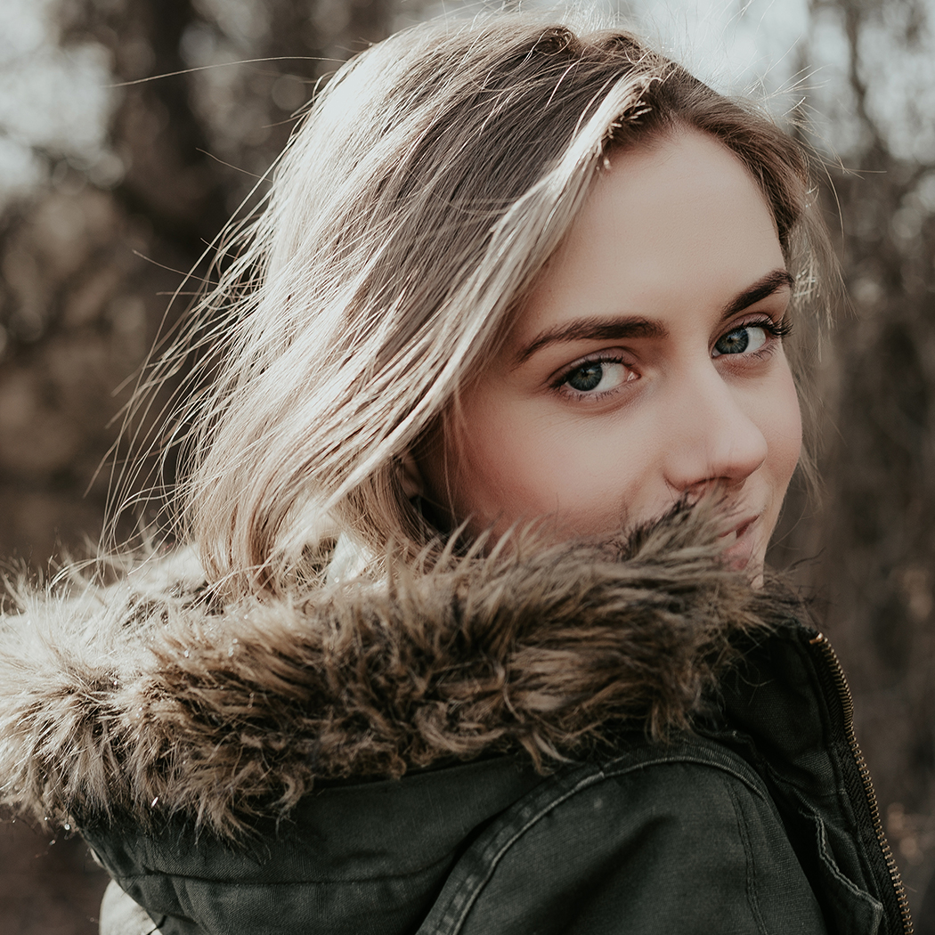 Parka damska w stylizacjach na wiosnę 2021. Jak nosić modną kurtkę damską?